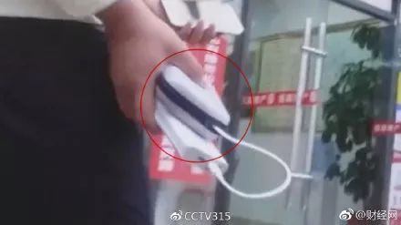 奇异果体育·(中国)官方网站【315曝光】注射器、血包制成蔬菜网袋和儿童玩具！还(图15)