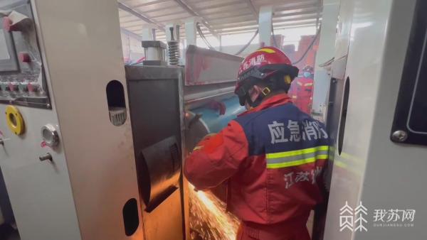 奇异果体育太危险！女子操作不慎左手臂被卷机器内 消防紧急救援(图3)