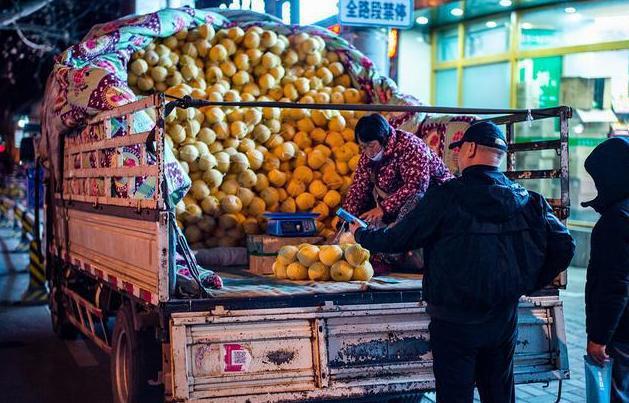 奇异果体育·(中国)官方网站买水果也有小技巧卡车式水果摊可千万不要选内行道出背后(图6)