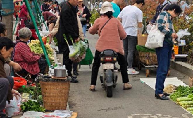 奇异果体育车厘子草莓沙糖桔后鸡蛋咋也崩了？超市老板：4个原因很现实(图2)